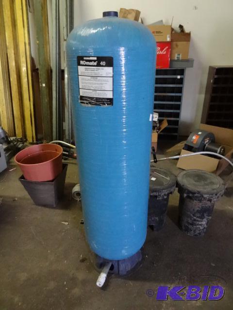 lot 21 image: Ro mate 40 pressurized well tank...