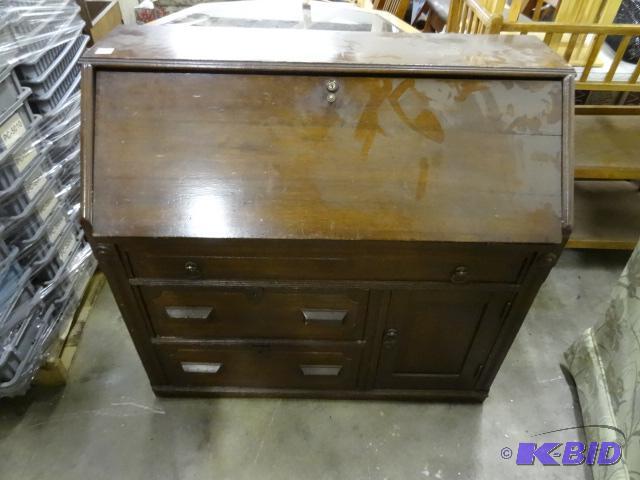 lot 79 image: Vintage wood desk. 3 drawers and 1 bottom doo...