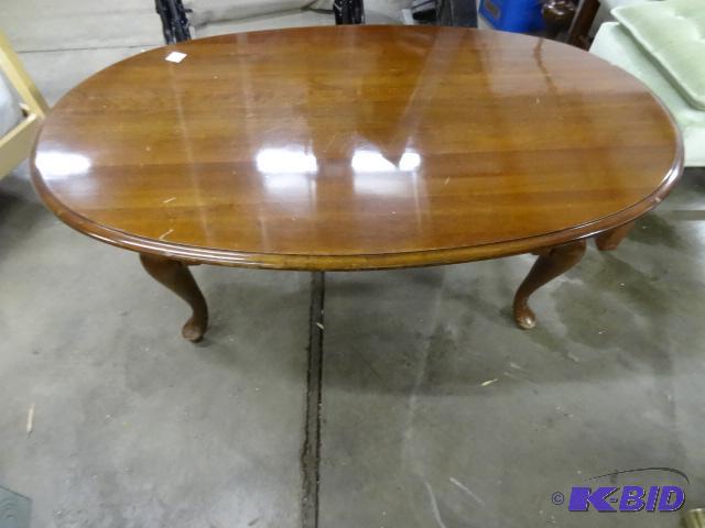 lot 90 image: Vintage end table. 46 x 28 x 16...
