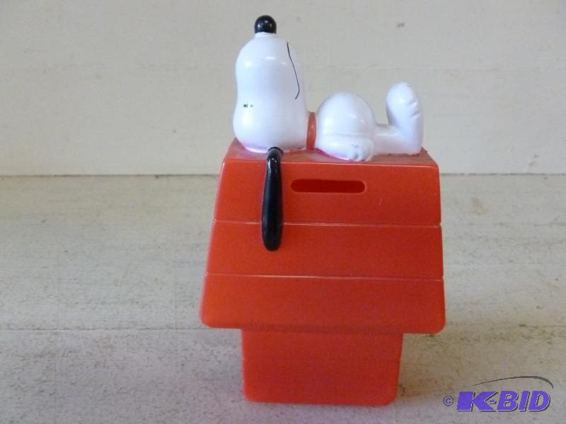 lot 105 image: Vintage 1966 Snoopy plastic coin bank that me...