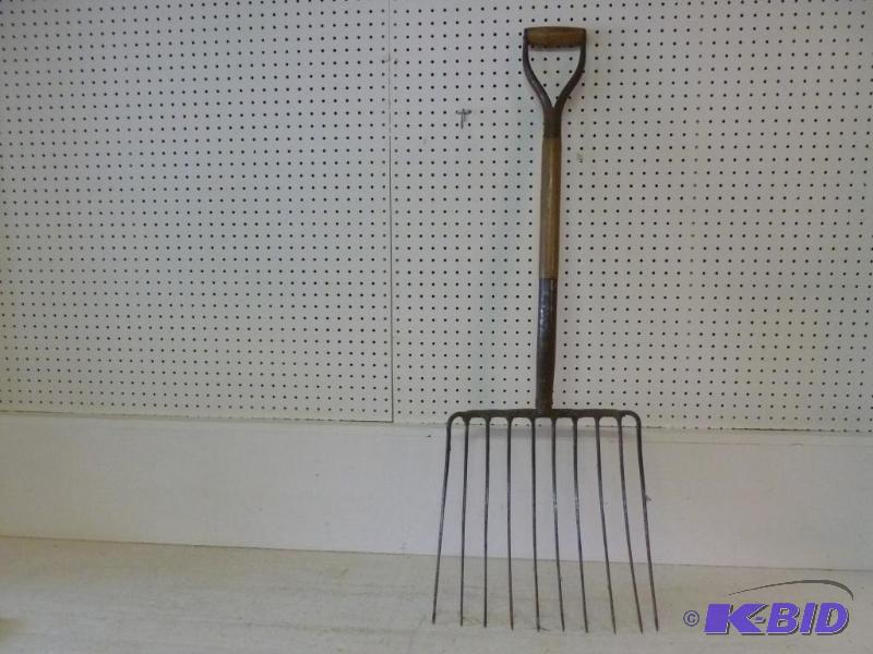lot 109 image: Heavy duty 10 tine silage fork that measures ...