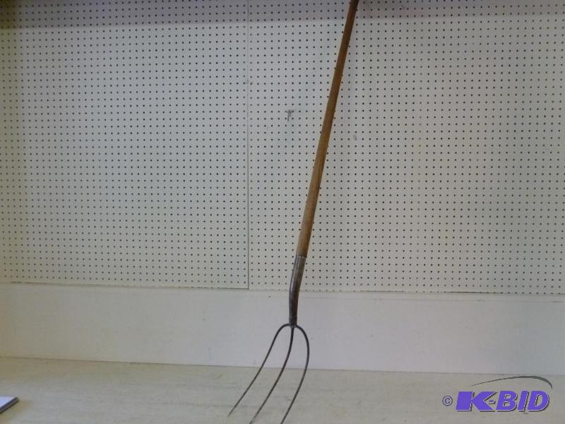 lot 110 image: Heavy duty 3 tine pitch fork that measures 60...