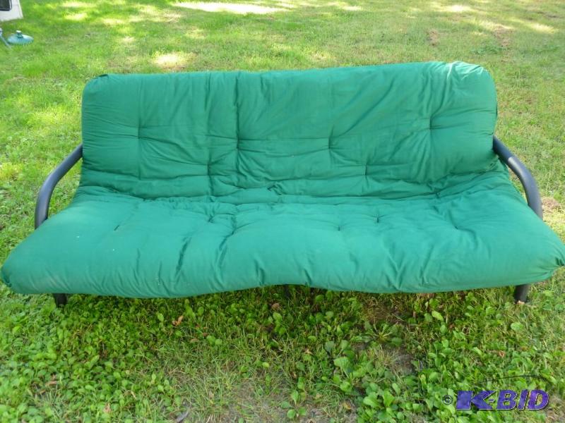 lot 113 image: Large metal framed futon  day bed that measu...