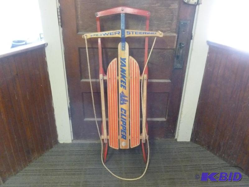 lot 20 image: Vintage Yankee Clipper snow sled that measure...