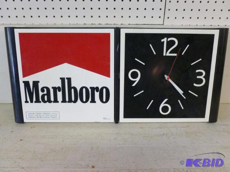 lot 28 image: Collectible Marlboro heavy gage plastic displ...