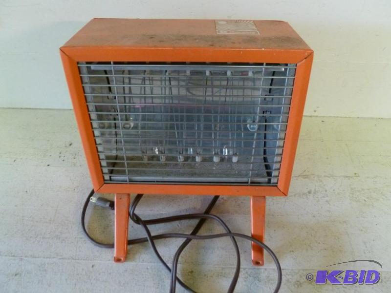 lot 63 image: Air King electric floor heater, tested and wo...