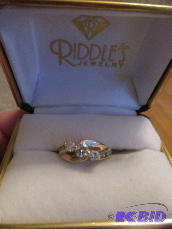 Three stone diamond anniversary ring. 14 Kt g...