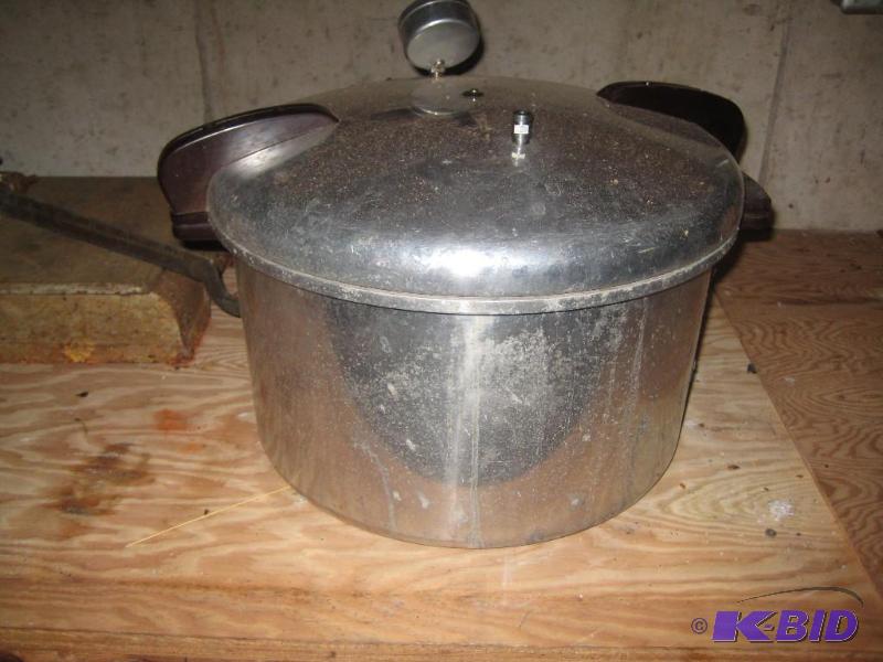 Vintage Pressure CookerCanner by Presto (Includes Basket) Number 7AV