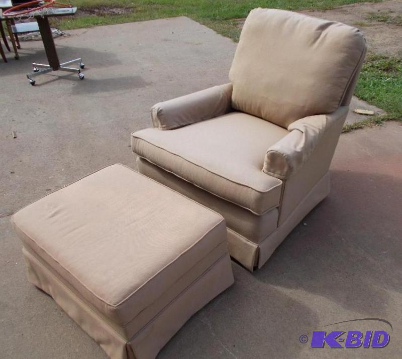 Cloth Sitting Chair With Ottoman In Good Cond...