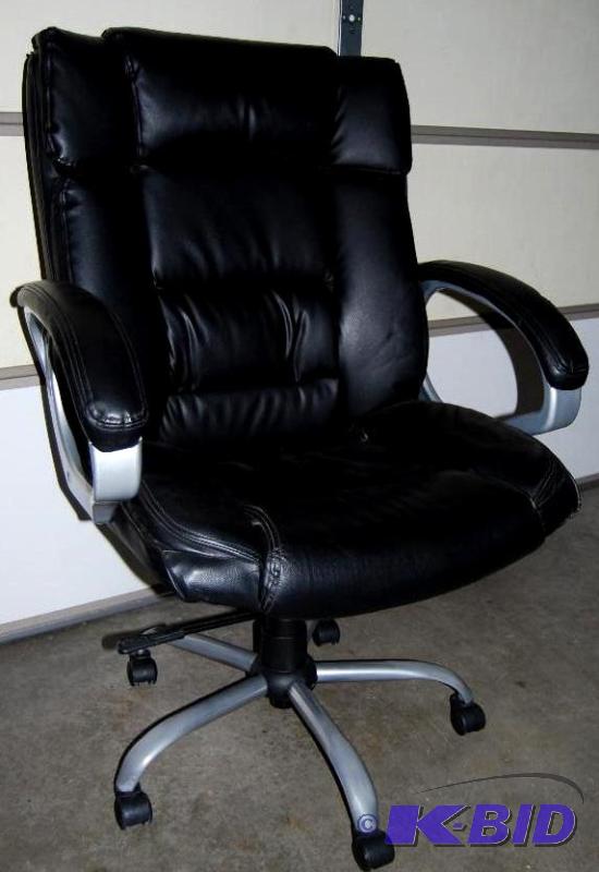 lot 11 image: Castle Creek Big Mans Office Chair, large 25...