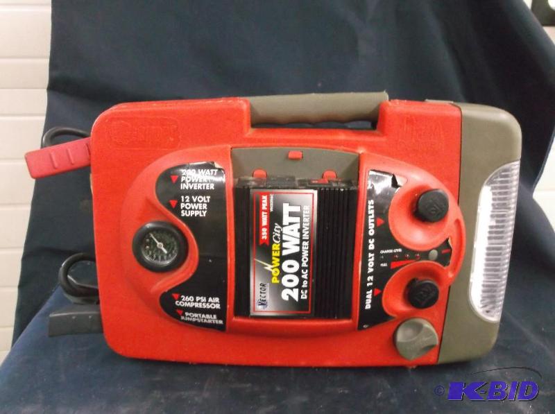 lot 14 image: Jumper pack no charge cord...