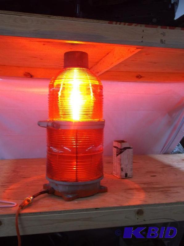 lot 15 image: CELL PHONE TOWER LIGHT. THIS LIGHT IS IN WORK...