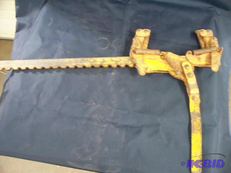 lot 19 image: electric fence stretcher...