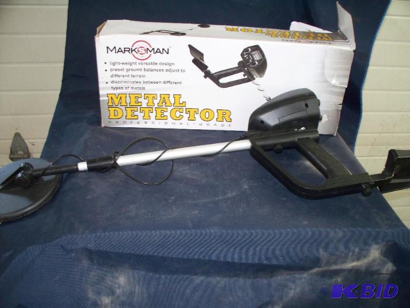 lot 35 image: Marks man metal detector in box works...