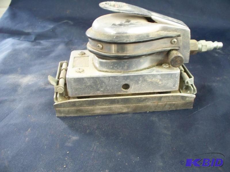 lot 8 image: Central Pneumatic jittering orbital sander wo...