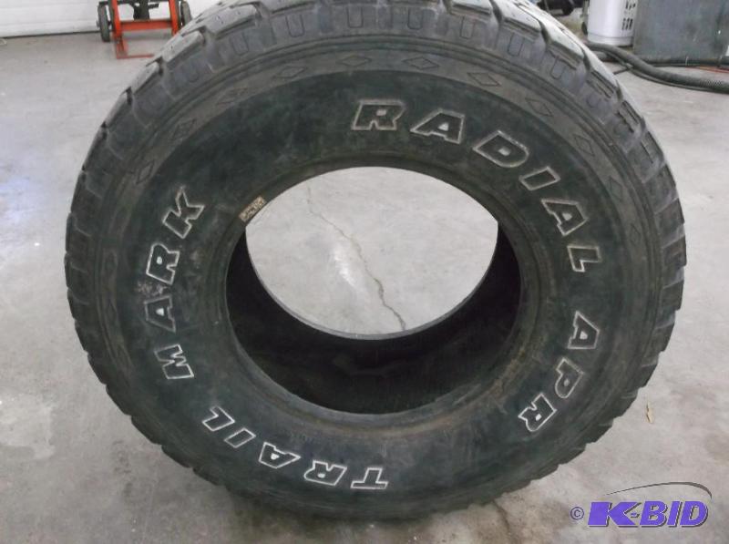 lot 81 image: 1- 32x11.50x15 LT tire...