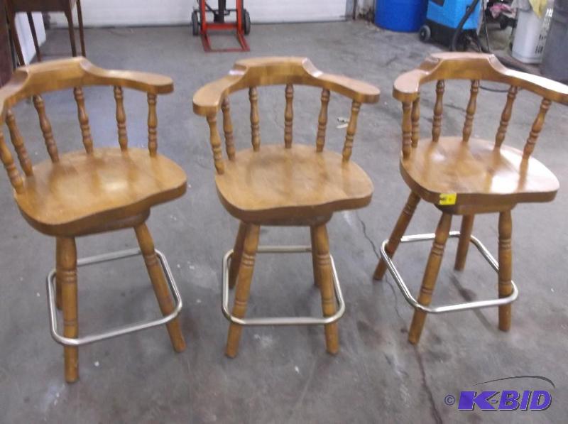 lot 85 image: 3-bar stools...