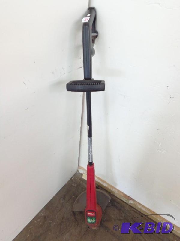 lot 106 image: Toro Electric Weed Eater 11" Cut Trimmer...