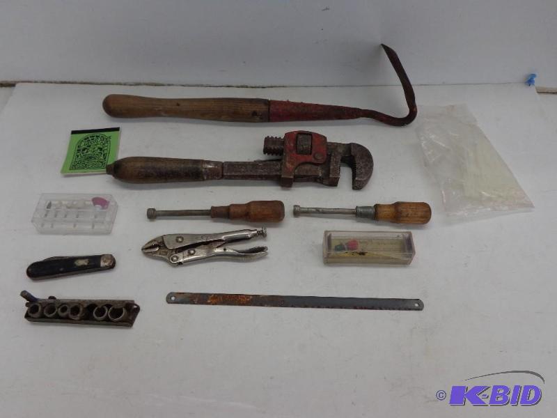 lot 63 image: Assortment of Tools Small Hoe, Small Tie Stra...