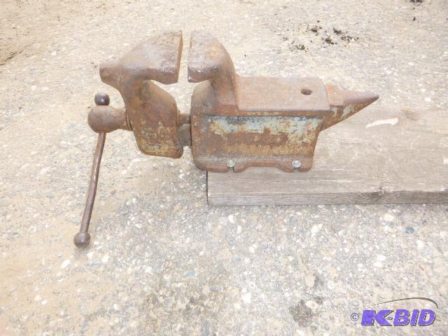 lot 140 image: 4" Bench Vise with Anvil...