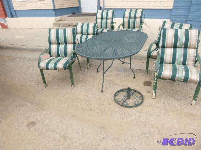 lot 146 image: Metal Patio Table with 6 Cushioned Chairs and...