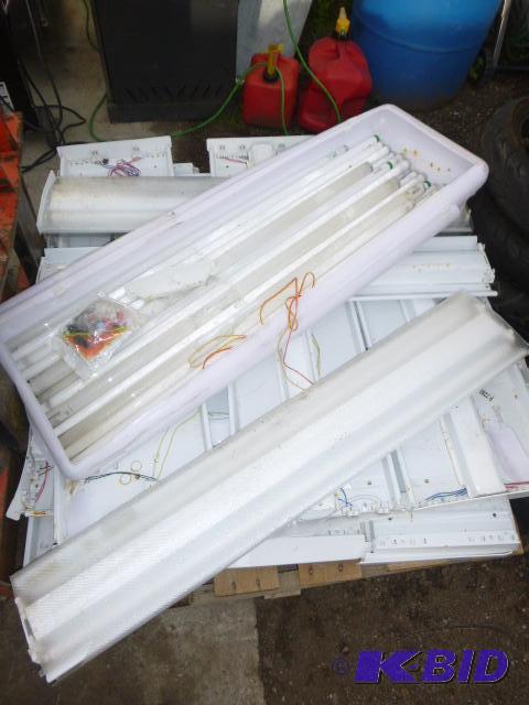 lot 147 image: 8 Fluorescent Lights 48" - with some bul...