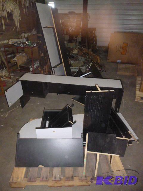 lot 25 image: L-Shaped Office Desk Not in best condition....