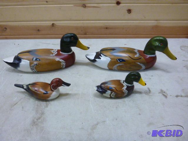 lot 85 image: 4 Piece Wooden Duck Decor...