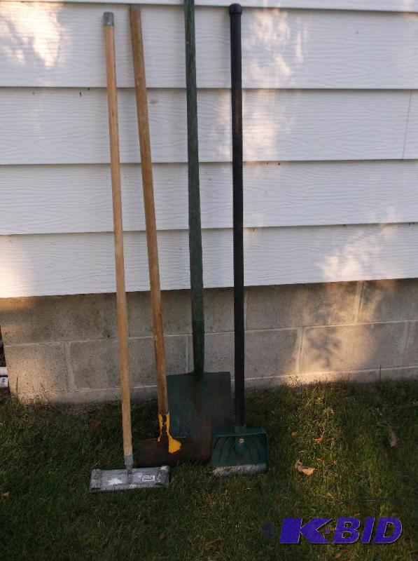 lot 26 image: Lot with 2 scrapers #2 shovel all appear in g...