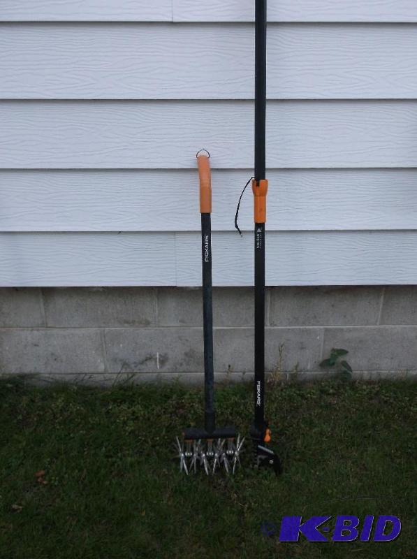 lot 29 image: Fiskars pruning pole & garden tool both a...