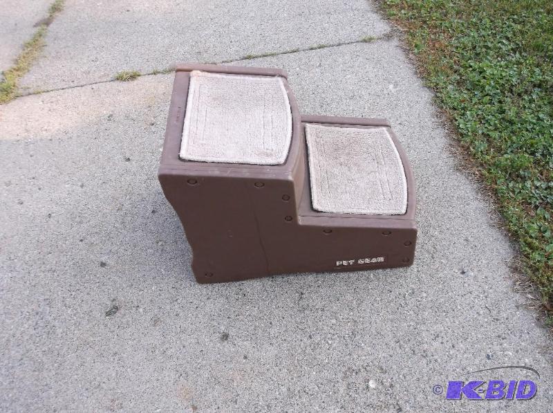 lot 34 image: Pet Gear pet step appears in good usable cond...