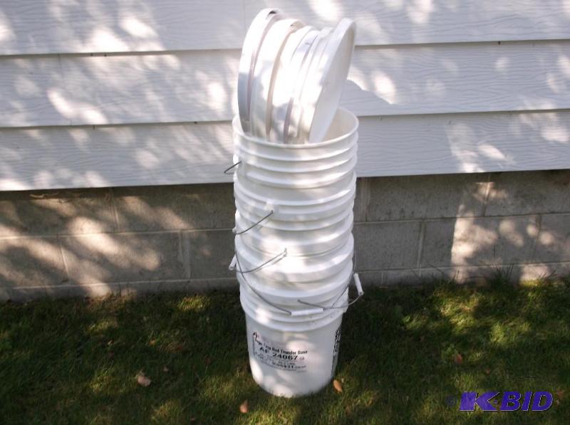 lot 46 image: Lot with 6-5 gallon food grade pails with lid...