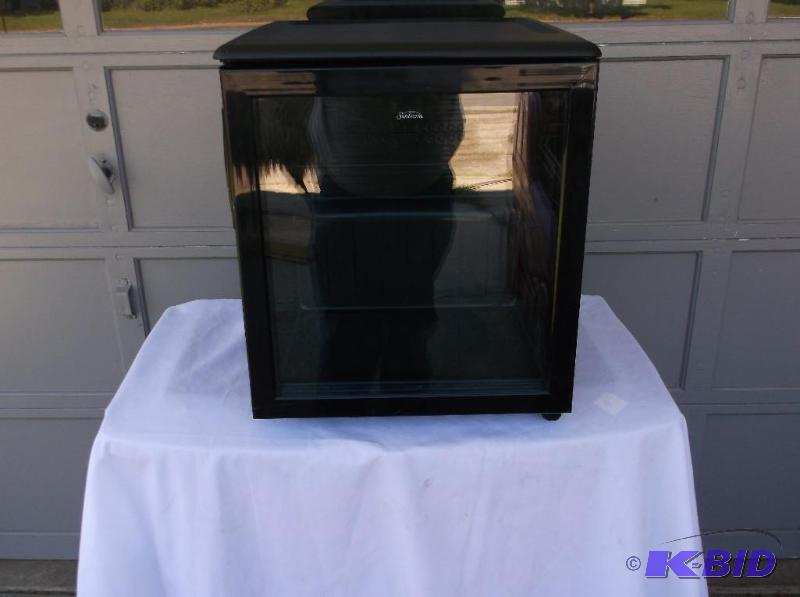 lot 8 image: Sunbeam refrigerator runs & cools appears...