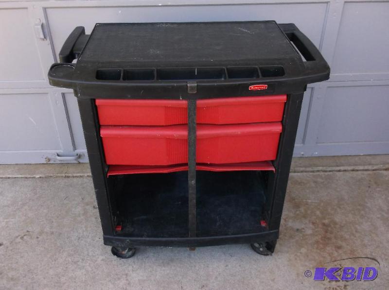 lot 9 image: Rubbermaid toolbox on casters appears in good...