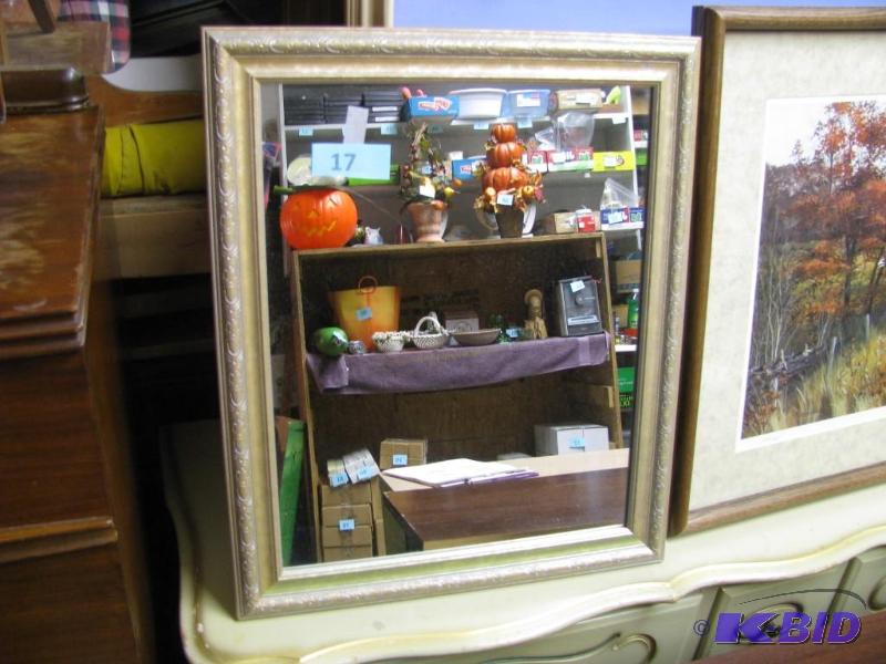 lot 17 image: Vintage mirror great frame 20" x 24"...