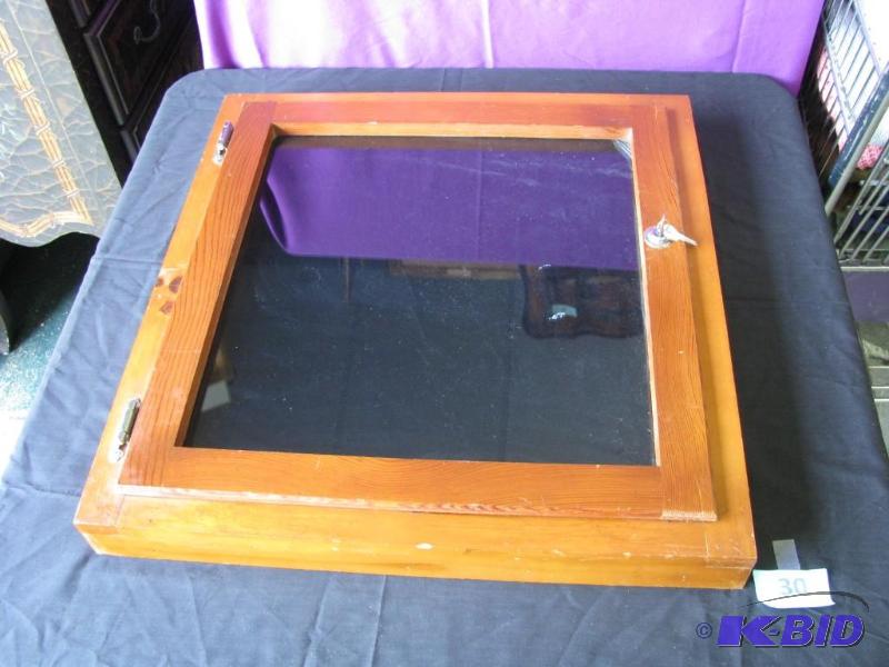 lot 30 image: Locking display case for vendors to display n...