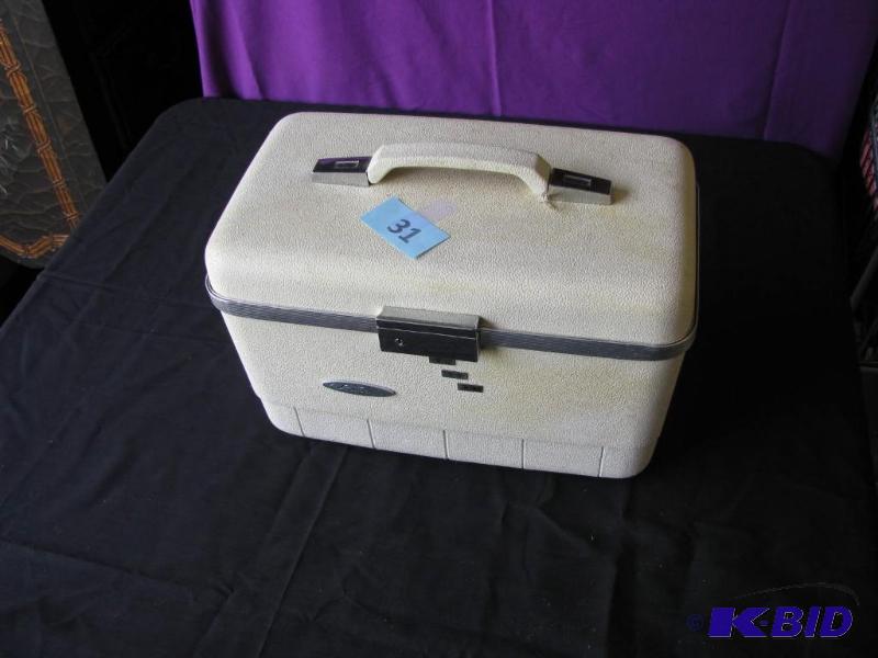 lot 31 image: Vintage white train case. Mirror and drawer i...
