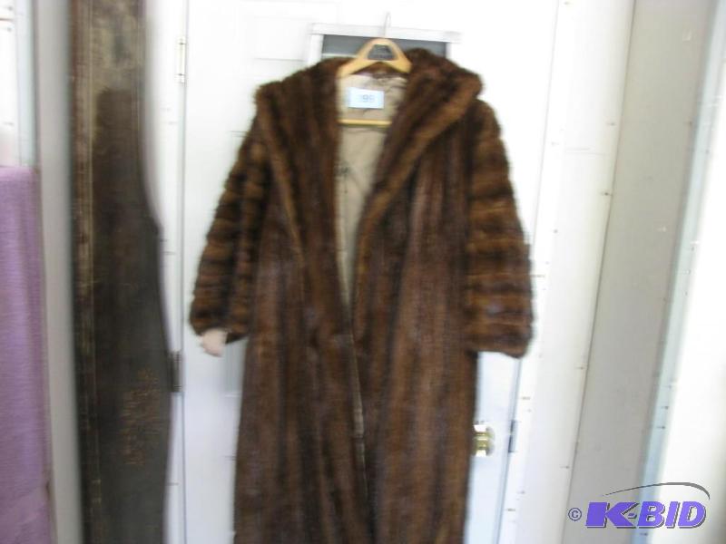 lot 99 image: Louis Kaplan Furs- Chicago Ladies muskrat fur...