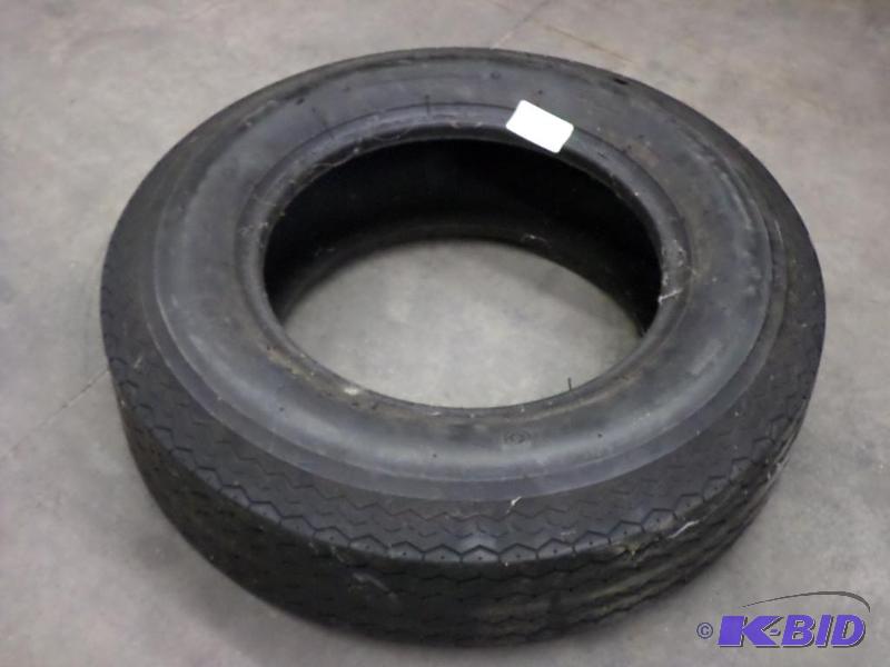 lot 107 image: Tow-Master E78-14ST Tire...