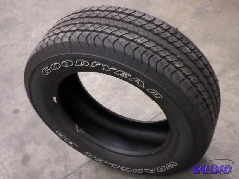lot 17 image: Like New Goodyear Wrangler HP P2756020 Tire...