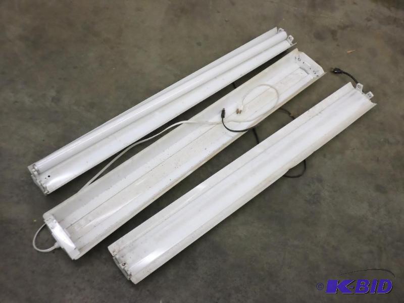 lot 35 image: (3) 120Volt 48" Flourescent Lights...
