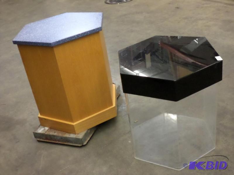 lot 51 image: Hexagonal Plexi-Glass Fish Tank With Wooden S...