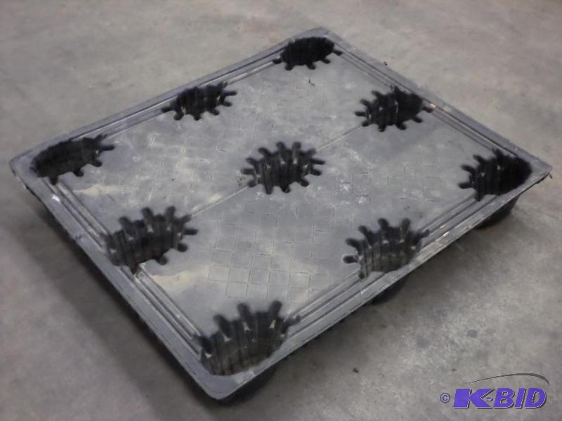 lot 8 image: Industrial Plastic Pallet With 2-Way Fork Poc...
