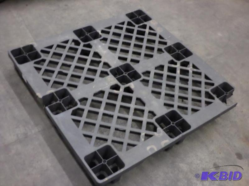 lot 9 image: Industrial Plastic Pallet With 2-Way Fork Poc...