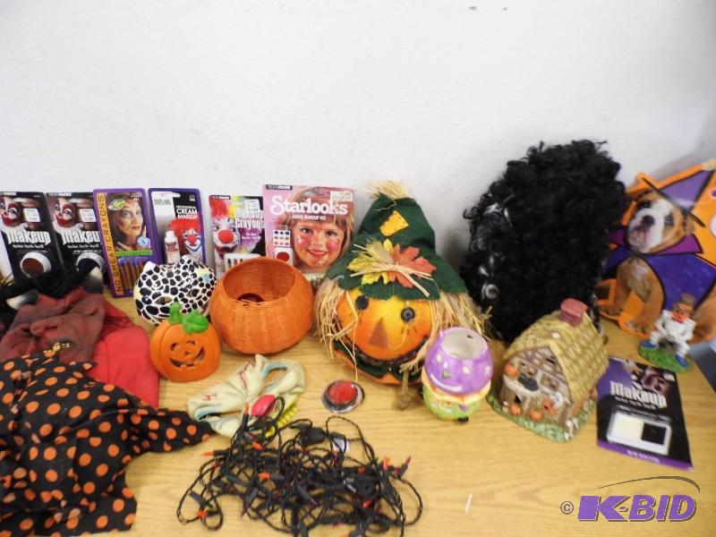 lot 16 image: Halloween in a Tote