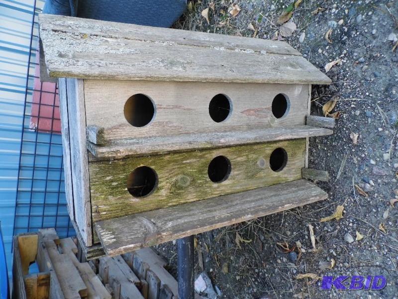lot 31 image: Bird House