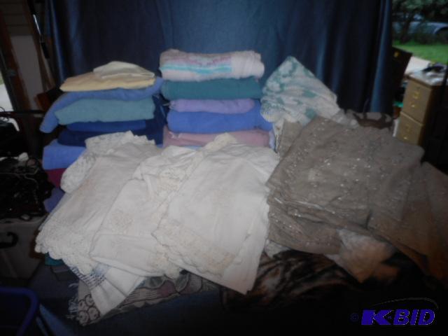 lot 101 image: Towels, Curtains