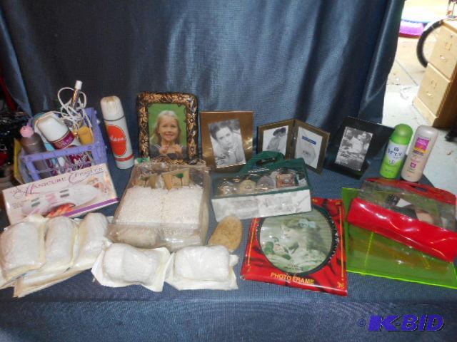 lot 122 image: Photo Frames