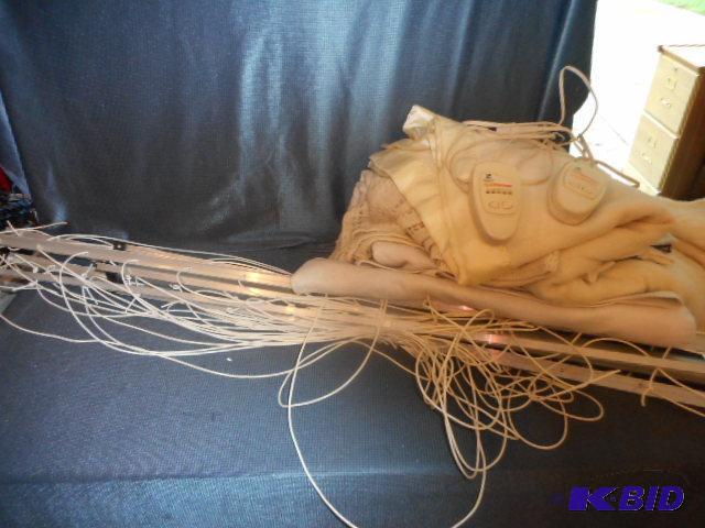 lot 123 image: Clothes Rack, Elec. Blankets