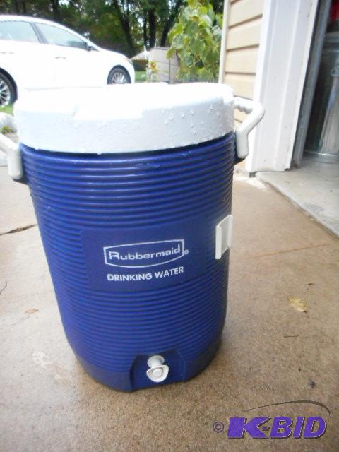 lot 130 image: RubberMaid Cooler